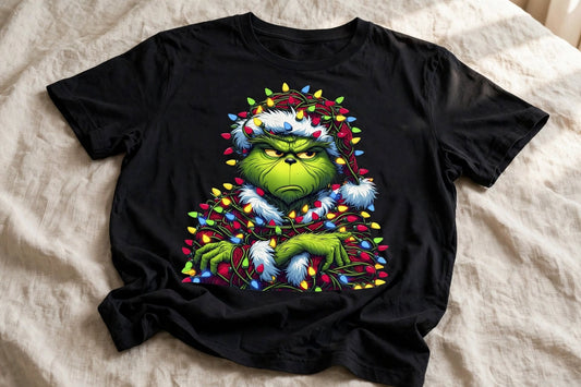 Черна тениска с Grinch, увит в цветни коледни лампички