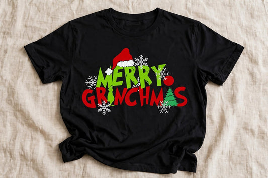 Черна тениска с надпис Merry Grinchmas с коледна шапка и снежинки