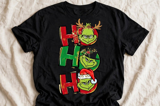Черна тениска с Grinch HO HO HO — три лица с рога, цилиндър и коледна шапка