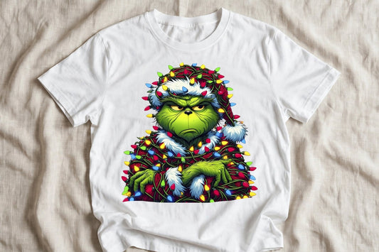 Бяла тениска с Grinch, увит в цветни коледни лампички
