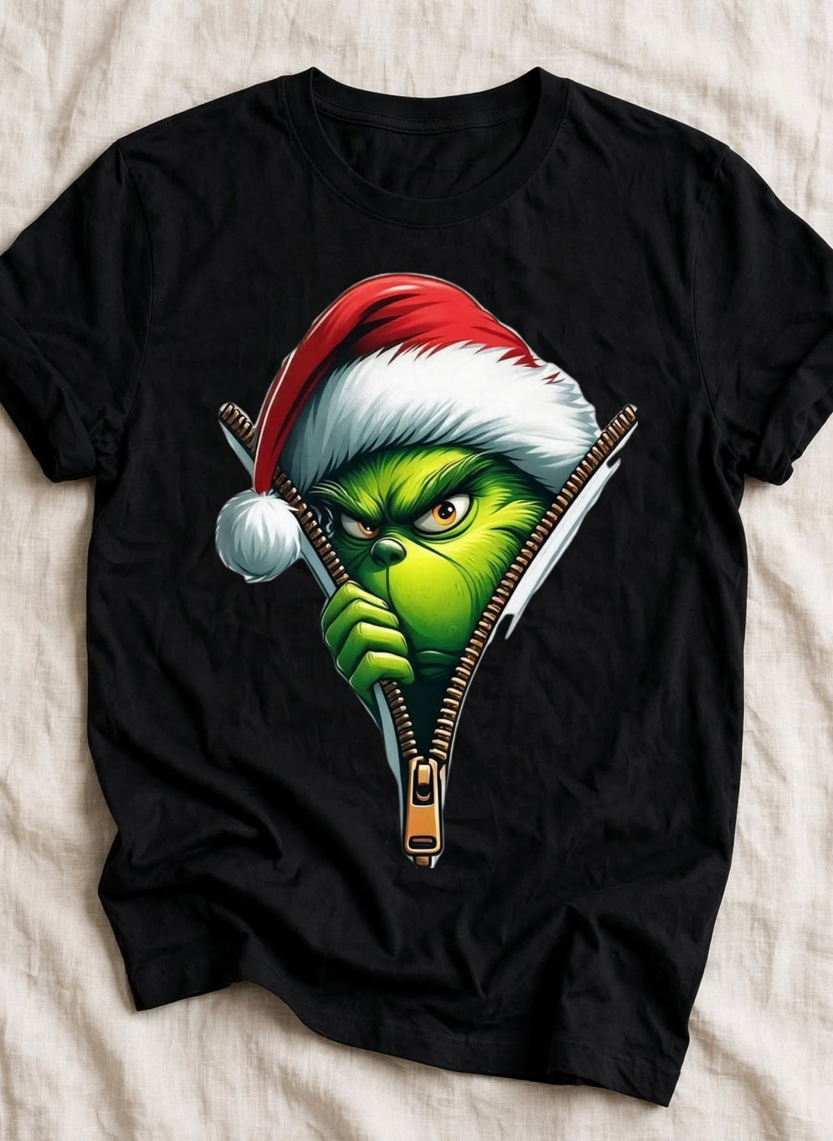 Черна тениска с Grinch, надзъртащ от цип с коледна шапка