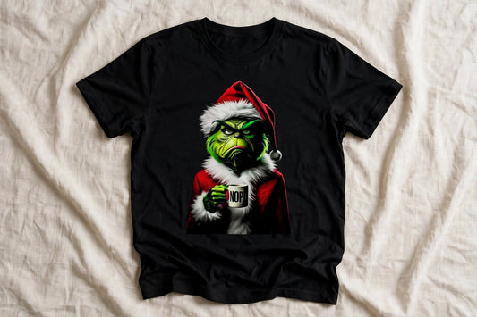 Черна тениска с Grinch в костюм на Дядо Коледа, държащ чаша с надпис NOPE