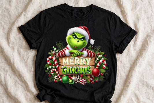 Черна тениска с Grinch подпрян на дървена табела Merry Grinchmas с бонбони и коледни топки
