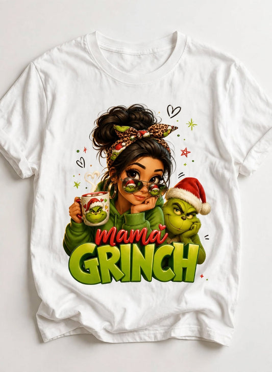 Бяла тениска Mama Grinch с стилно момиче, чаша Grinch и Grinch с коледна шапка