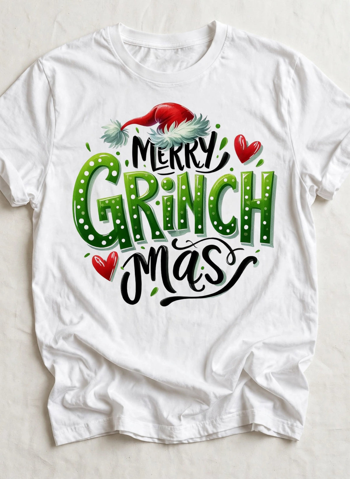Бяла тениска с зелена калиграфска надпис Merry Grinchmas, коледна шапка и червени сърца