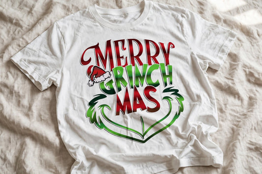 Бяла тениска с надпис Merry Grinchmas в червено и зелено с ръцете на Grinch и коледна шапка