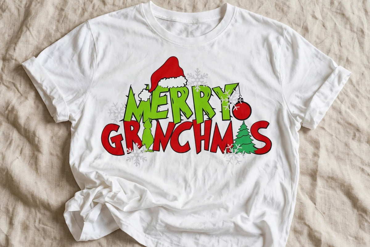 Бяла тениска с надпис Merry Grinchmas с коледна шапка и снежинки